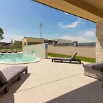 Beautiful Markulin With Private Pool Near Pula Šišan