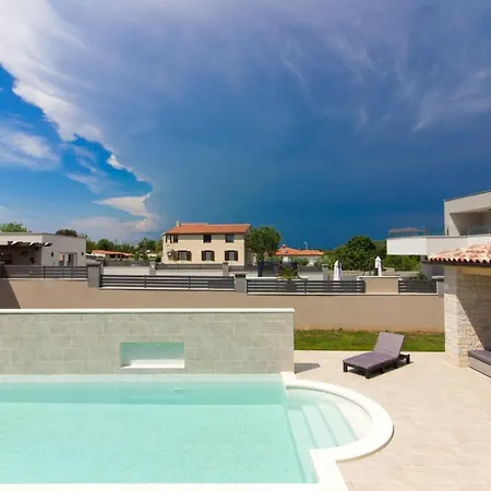Beautiful Markulin With Private Pool Near Pula Villa