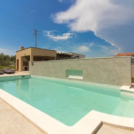 Beautiful Markulin With Private Pool Near Pula