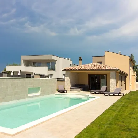 Beautiful Markulin With Private Pool Near Pula Šišan