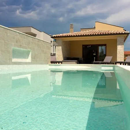 Beautiful Markulin With Private Pool Near Pula Šišan