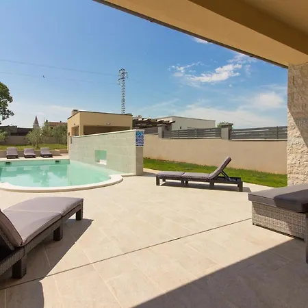 Beautiful Markulin With Private Pool Near Pula Šišan