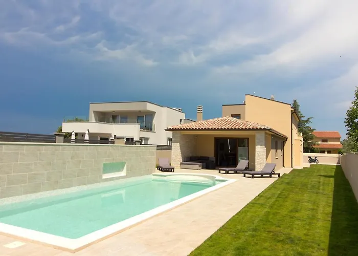 Beautiful Markulin With Private Pool Near Pula Šišan