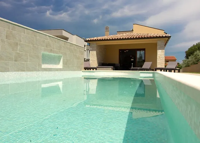 Beautiful Markulin With Private Pool Near Pula Šišan